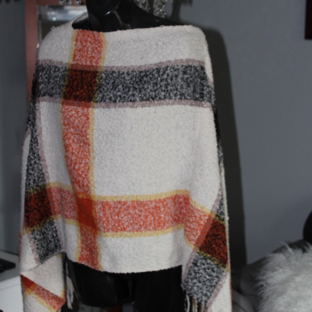 LIKE NEW WIND RIVER PONCHO ONE SIZE FITS MOST